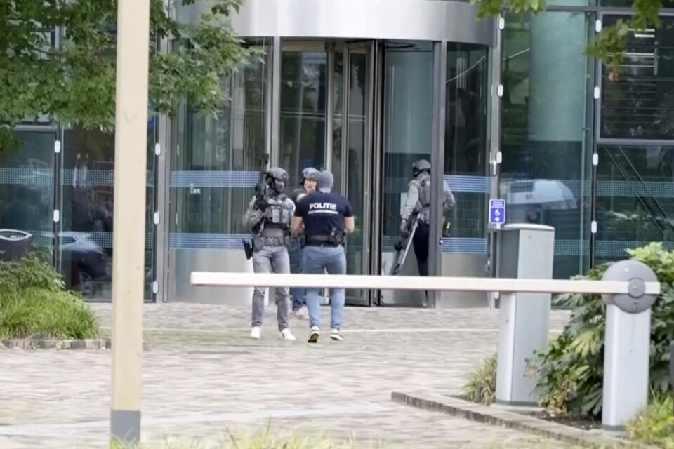 Polis utanför Erasmus medicinska center i Rotterdam.