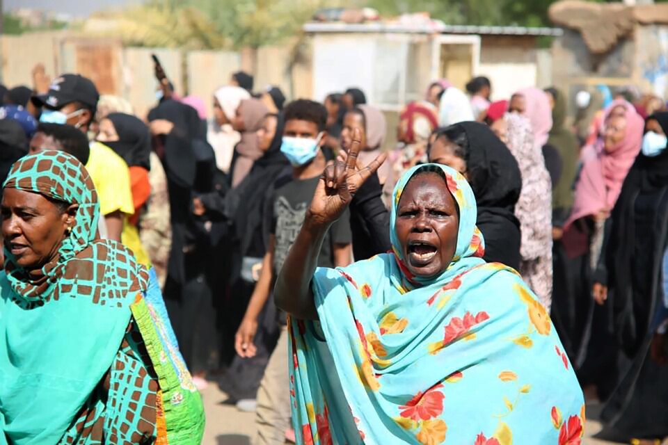 Militären har slagit ned på demonstrationer i Khartum med skarp ammunition.