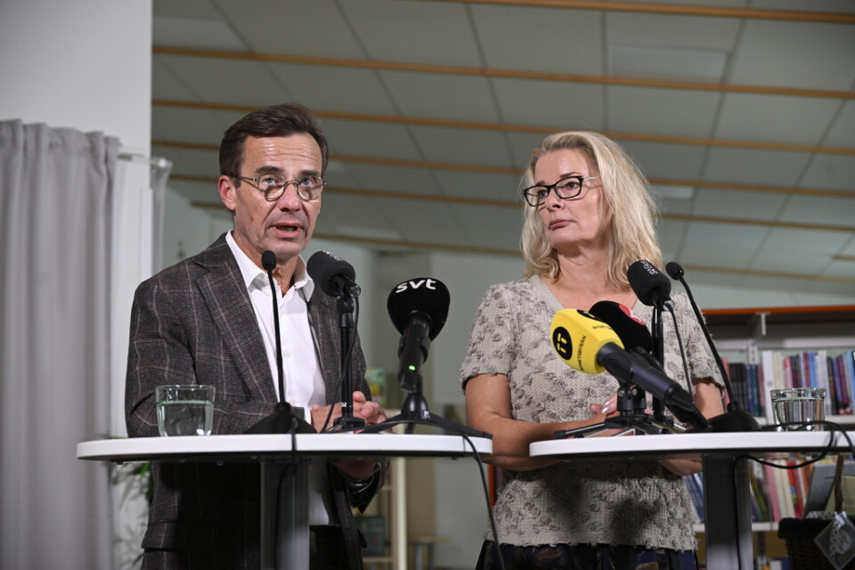 Statsminister Ulf Kristersson (M) skolminister Lotta Edholm (L) under pressträff efter ett besök på Edboskolan i Huddinge.