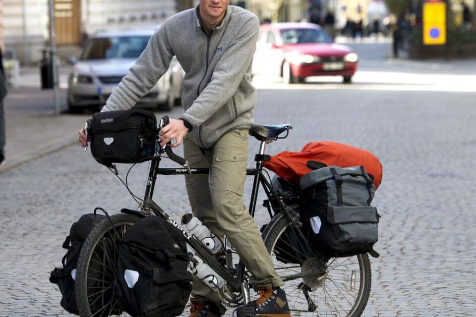 Cykeläventyr. Erik Ohlson ska cykla totalt 17 000 kilometer, från Stockholm till Singapore. En resa som han beräknar tar nio till tio månader.