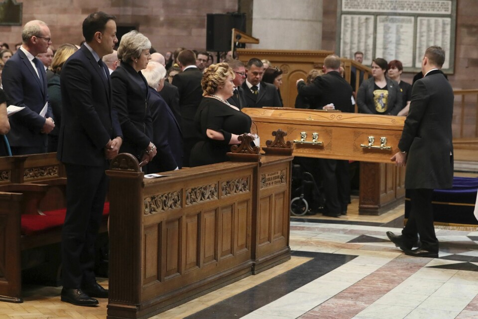 Irlands dåvarande premiärminister Leo Varadkar och Storbritannens dåvarande premiärminister Theresa May vid begravningen av den mördade journalisten Lyra McKee i Belfast 2019. Arkivbild.