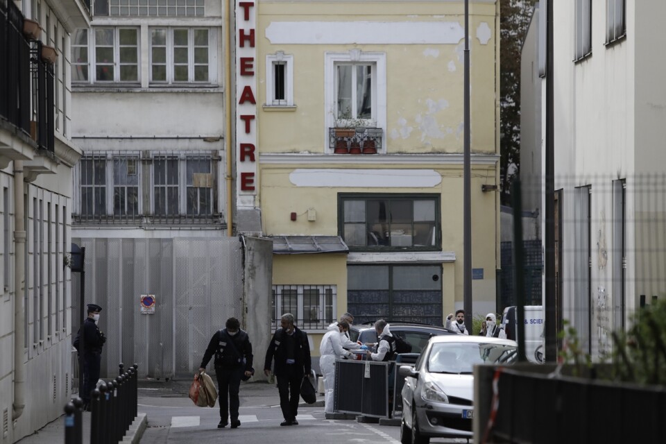 Utredare på plats i Paris efter fredagens attack.