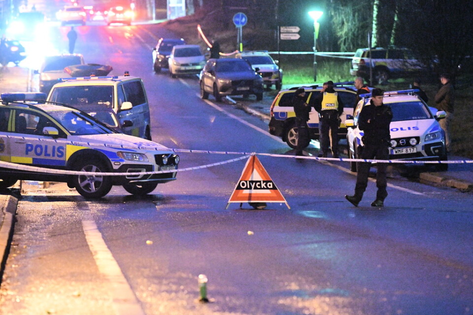 Många poliser deltog i insatsen i Hässleholm efter det att två personer med skottskador hittats utomhus.