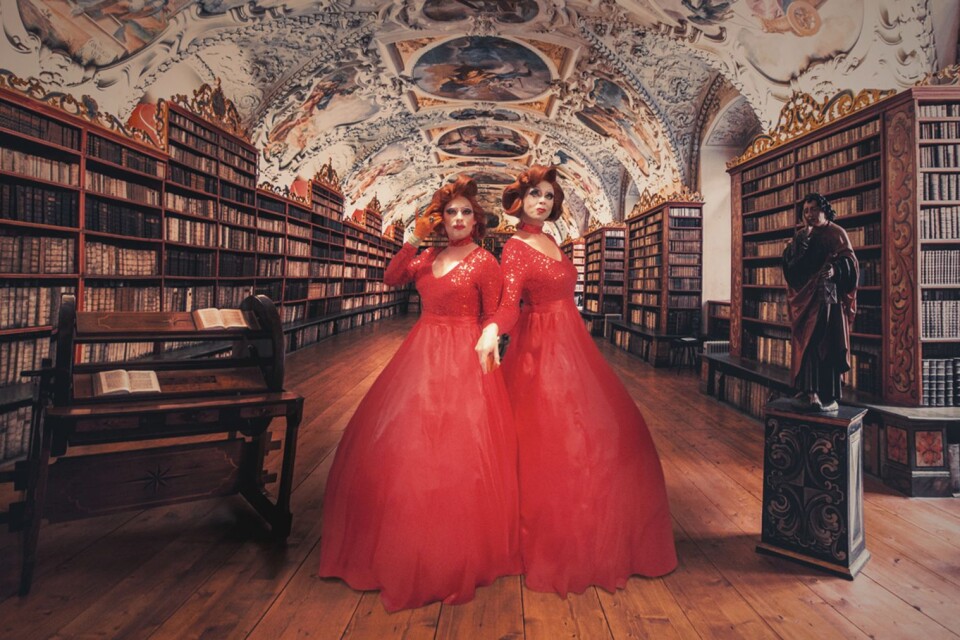 I sagans värld.  Lady Busty (Fröken Bystig) och Miss Shameless Winehore (det fullständiga artistnamnet) framträder på Kalmar stadsbibliotek på lördag.