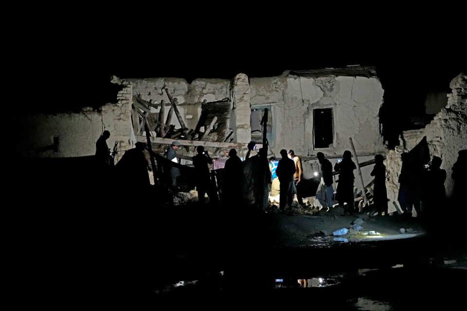 Afghaner letar efter överlevande i jordbävningsdrabbade provinsen Paktika.