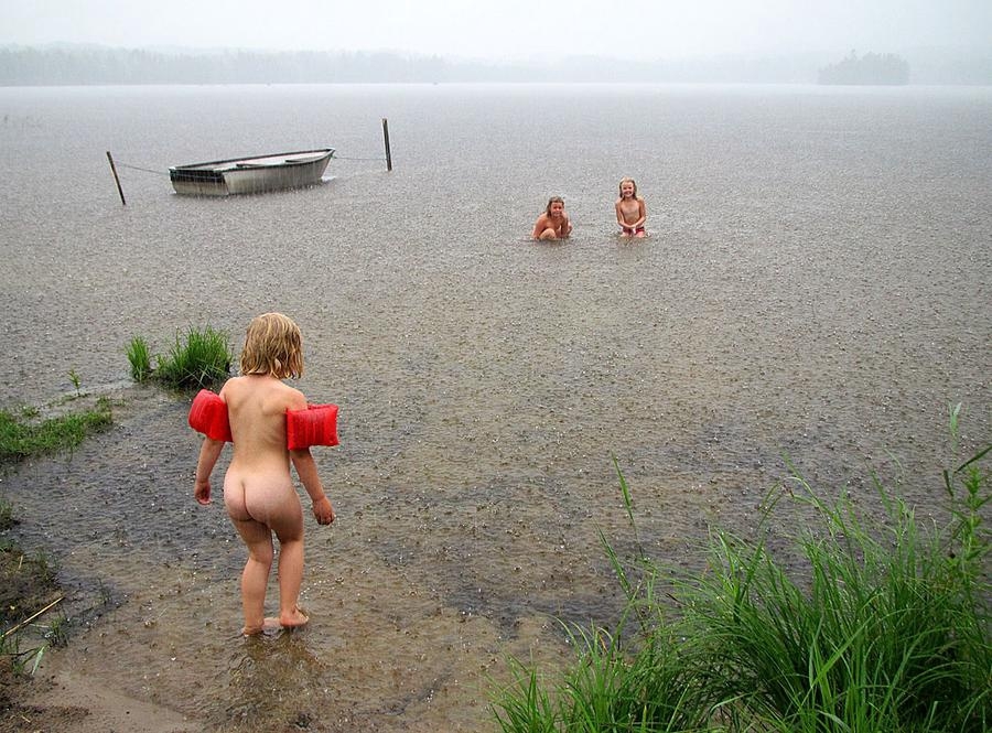 Berit Hyss&apos; barnbarn badar i regnet.