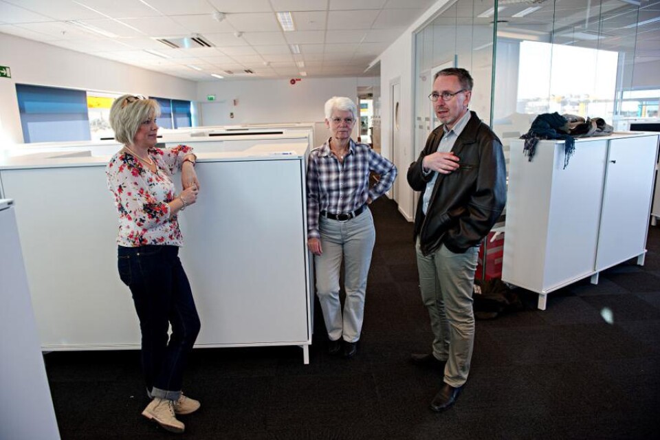 Inger Permlid, sekreterare hos landshövdingen, länsråd Ingrid Lovén och informatör Christer Johansson inspekterar kontorslandskapet som ska ersätta deras gamla enskilda rum.