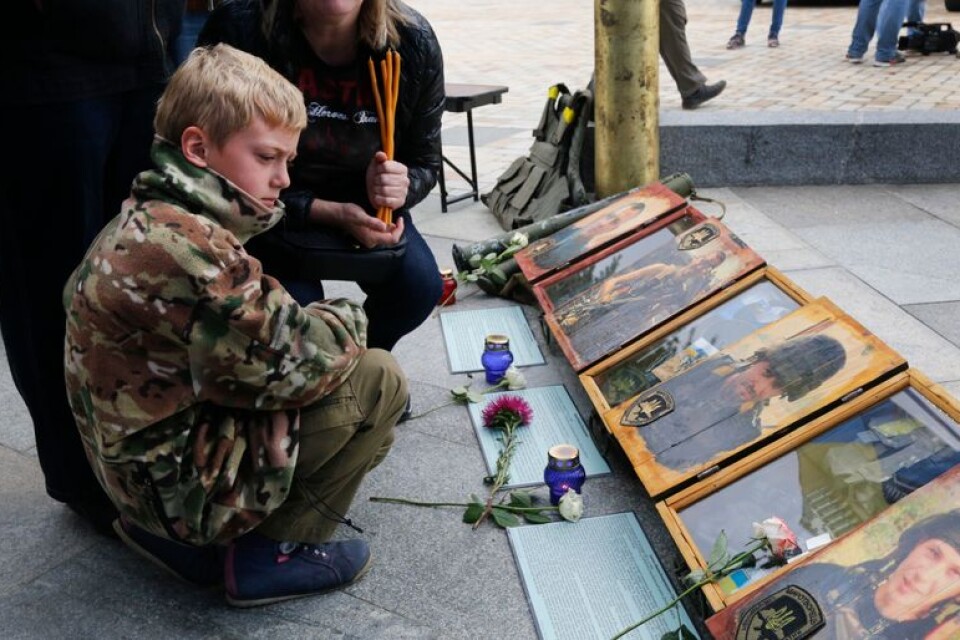 Nioårige Roma Sukhenko tittar på ett foto av sin pappa, Maxim, som dödades för tre år sedan när han som frivillig i Ukrainas armé träffades av eld från separatisterna i landets östra del. 29 augusti hölls en minnesdag över de totalt 366 soldater som stupat sedan kriget inleddes. ,