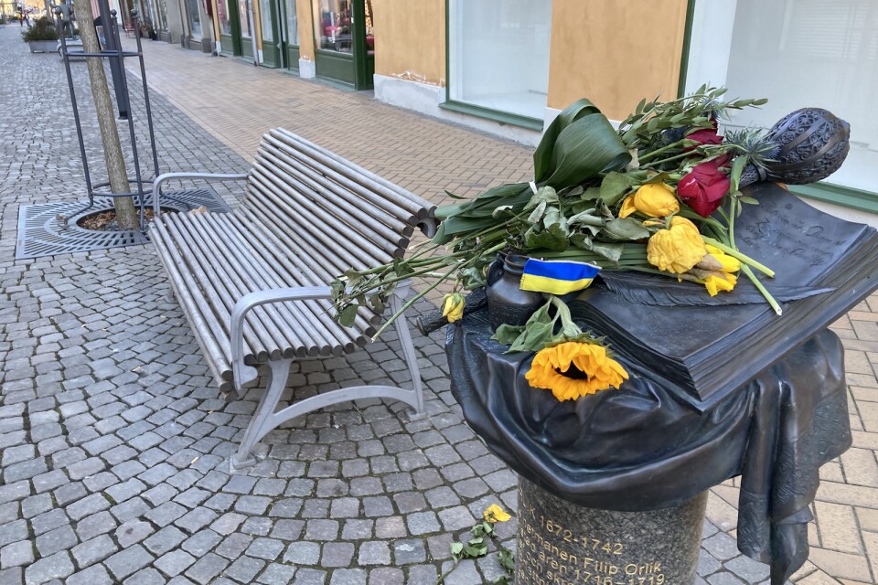 Skulpturen till minne av Filip Orlik är gjord av Oles och Olena Sidoruk. Den uppfördes 2011 på Östra Storgatan. Här ses den med blommor för att stödja Ukraina under kriget..