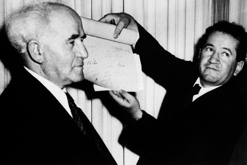 David Ben-Gurion, Israels premiärminister tillsammans med en tjänsteman som håller upp dokumentet som proklamerar etablerandet av den Judiska staten Israel 1948.