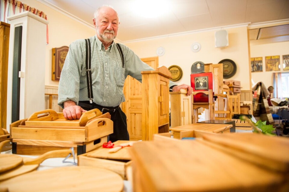 Jan-Erik Mårtensson har rest från Ronneby för att ställa ut sina trähantverk i Holken.