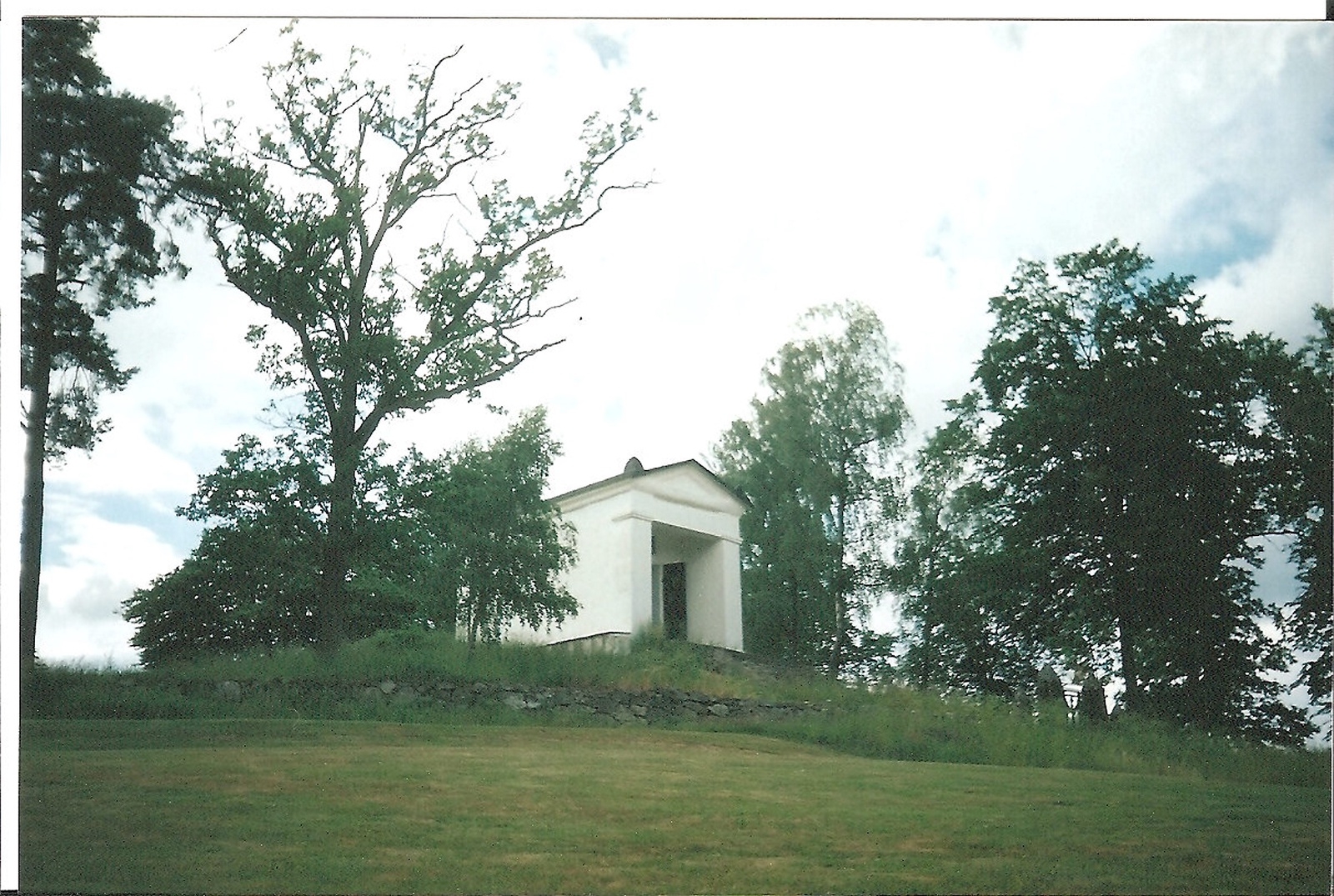 Ätten Dannfelts gravkapell har en majestätisk placering på en hög kulle i södra Olofström.