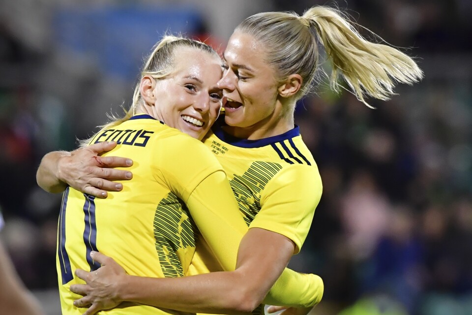 Stina Blackstenius och Fridolina Rolfö jublar efter Sveriges 1–0-mål borta mot Irland.