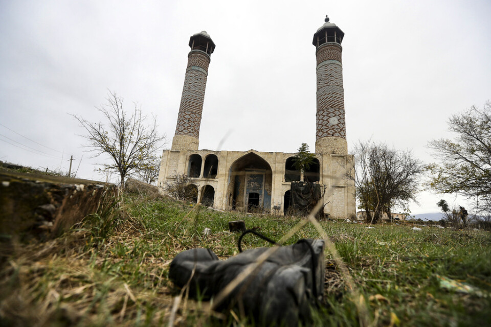 En soldatkänga på marken framför moskén i Aghdam, som nu återgår till azerisk kontroll efter 30 år.