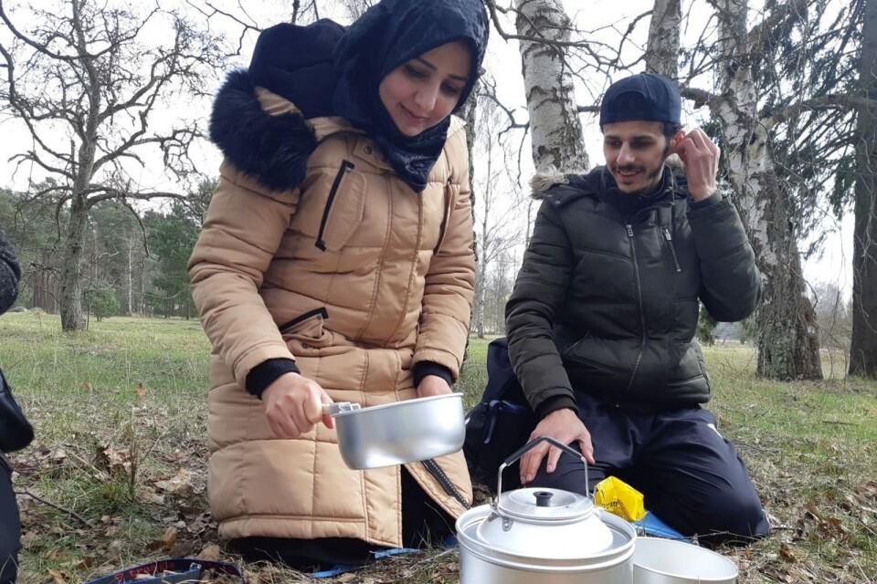 Faten and Jehad Almashharawi try to see how a primus stove works.
