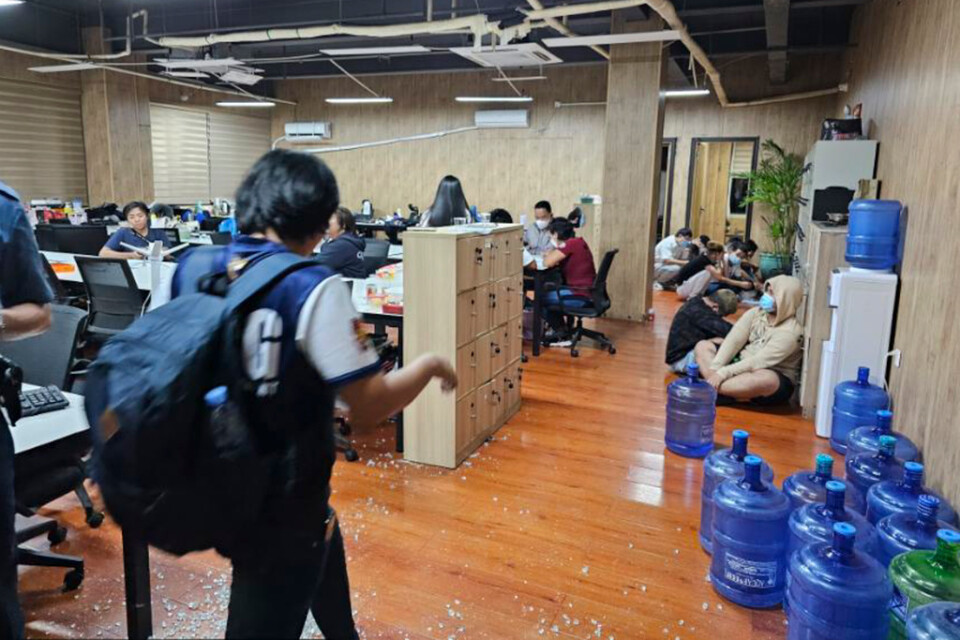Bilden är tagen vid ett tillslag av en filippinsk polisgrupp mot cyberbrottslighet i somras. Arkivbild.