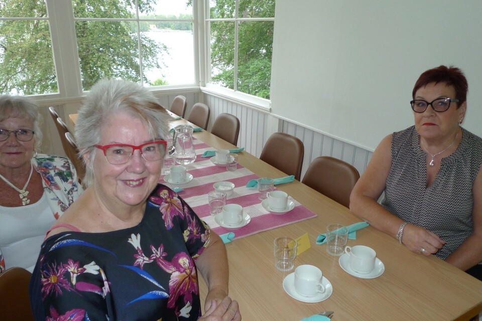Satt sig till bords, från vänster Birgitta Dahlberg, Monika Fransson och Karin Persson.