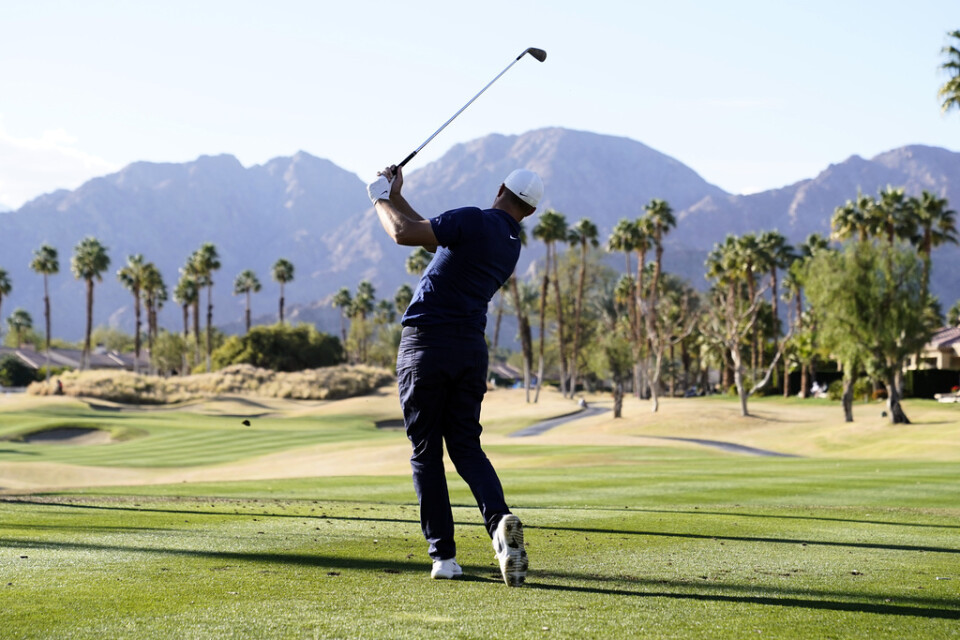 Alex Norén slår ut på första rundans 17:e hål under den pågående PGA-tourtävlingen i La Quinta, Kalifornien.