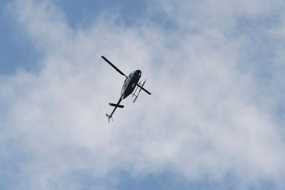 Helikoptern på bilden har inget direkt samband med artikeln. Den som ska flyga över Ulricehamn är röd.