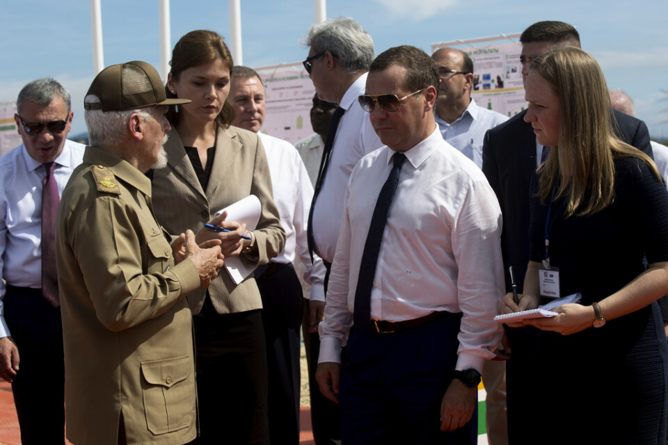 Rysslands premiärminister Dmitrij Medvedev (mitten) vid sitt besök i Kuba i veckan. På bilden från i fredags deltar Medvedev i invigningen av en oljekälla i Boca de Jaruco.