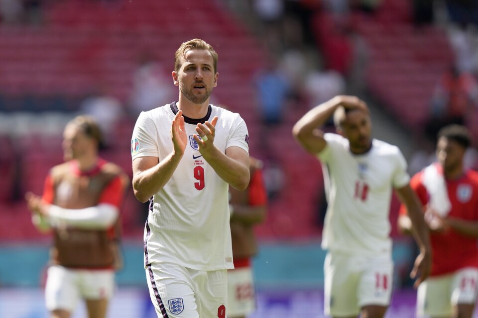 Englands Harry Kane applåderar i slutet av gruppmatchen mellan England och Kroatien på Wembley stadion i London, söndagen 13 juni 2021, där England vann med 1-0.