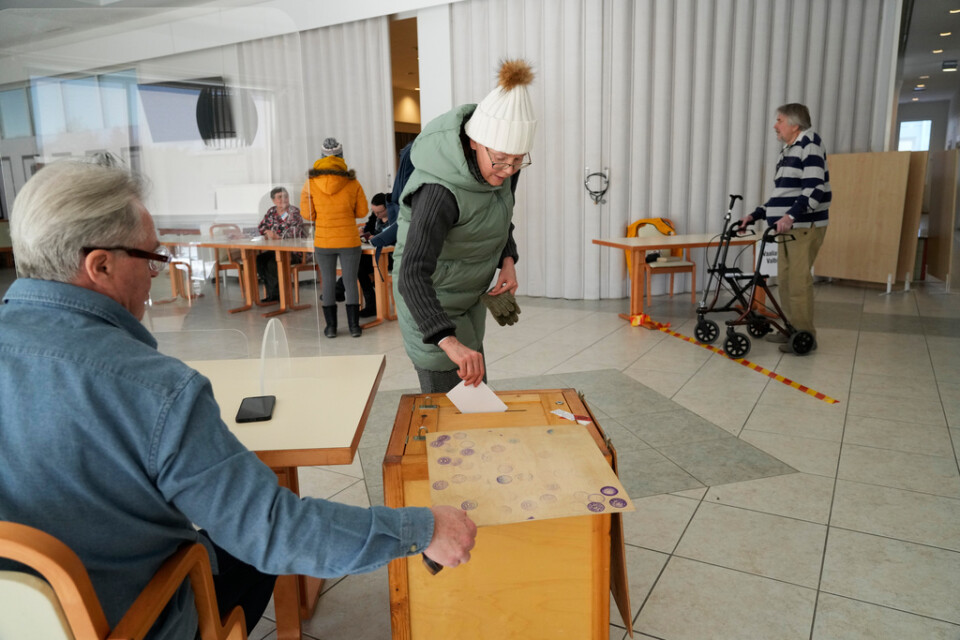 En kvinna röstar i en vallokal i Åbo, Finland.