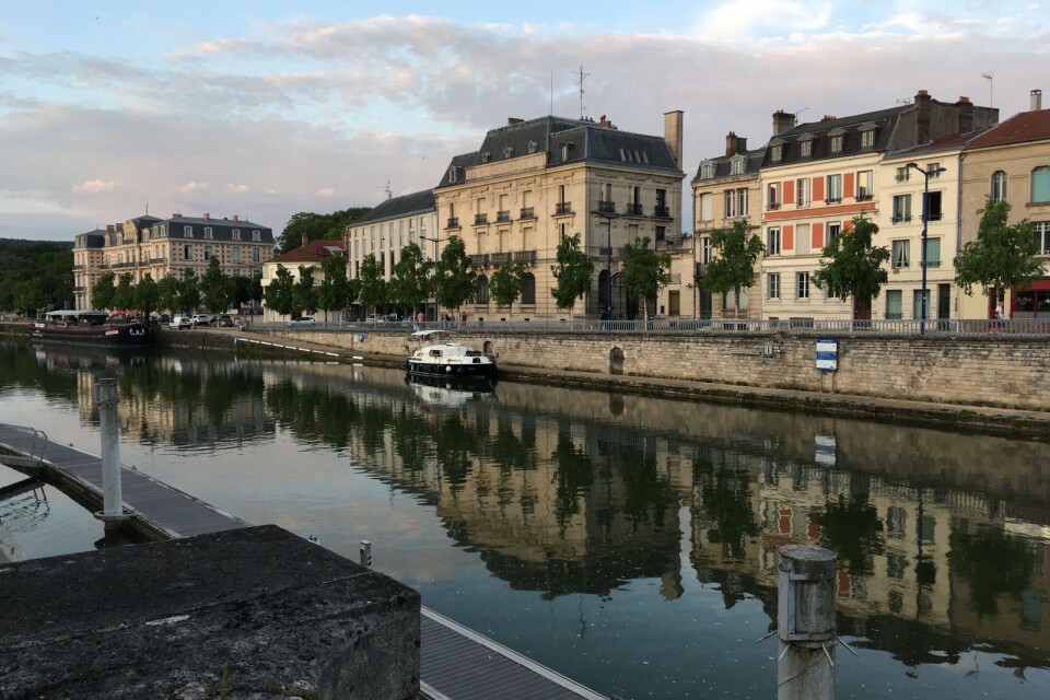 Floden Meuse flyter stilla genom staden Verdun.