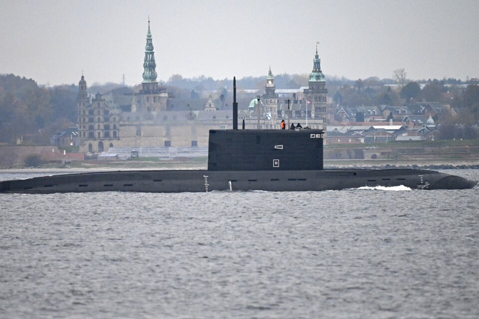 En rysk attackubåt i Öresund. I bakgrunden syns slottet Kronborg i Helsingör.