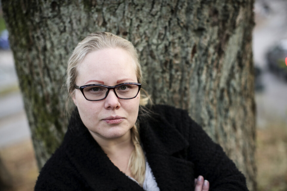 SD-politikern Emilia Persson delade ut valsedlar i Ösmo inför riksdagsvalet förra året när hon mordhotades av två unga män.