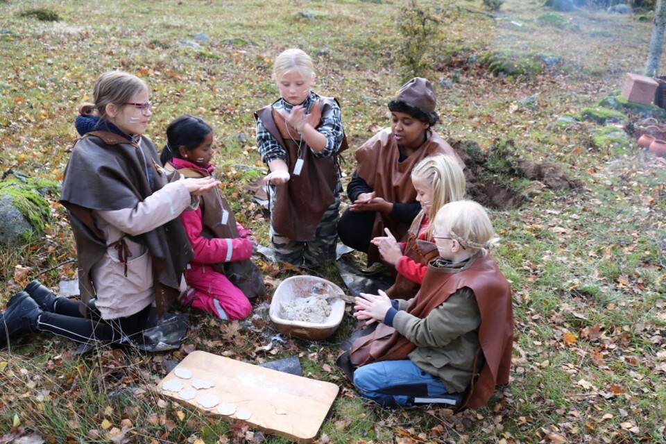 Sally Tecle, i mitten lär Molly Lovrén, Felicia Svensson, Milla Bergman, Alma Colbert och Alva Pettersson Pernbert hur man bakar gott bröd med hjälp av ett stenåldersrecept.