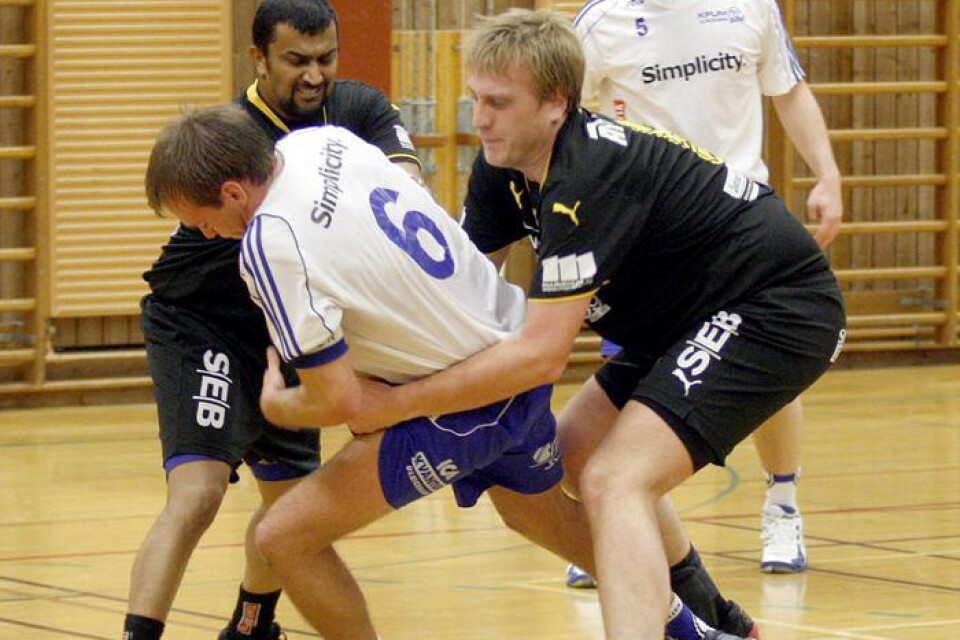 Viktor Skattberg i kamp med Mariestads försvar. KFUM lyckades slingra sig ur greppet och vinna.