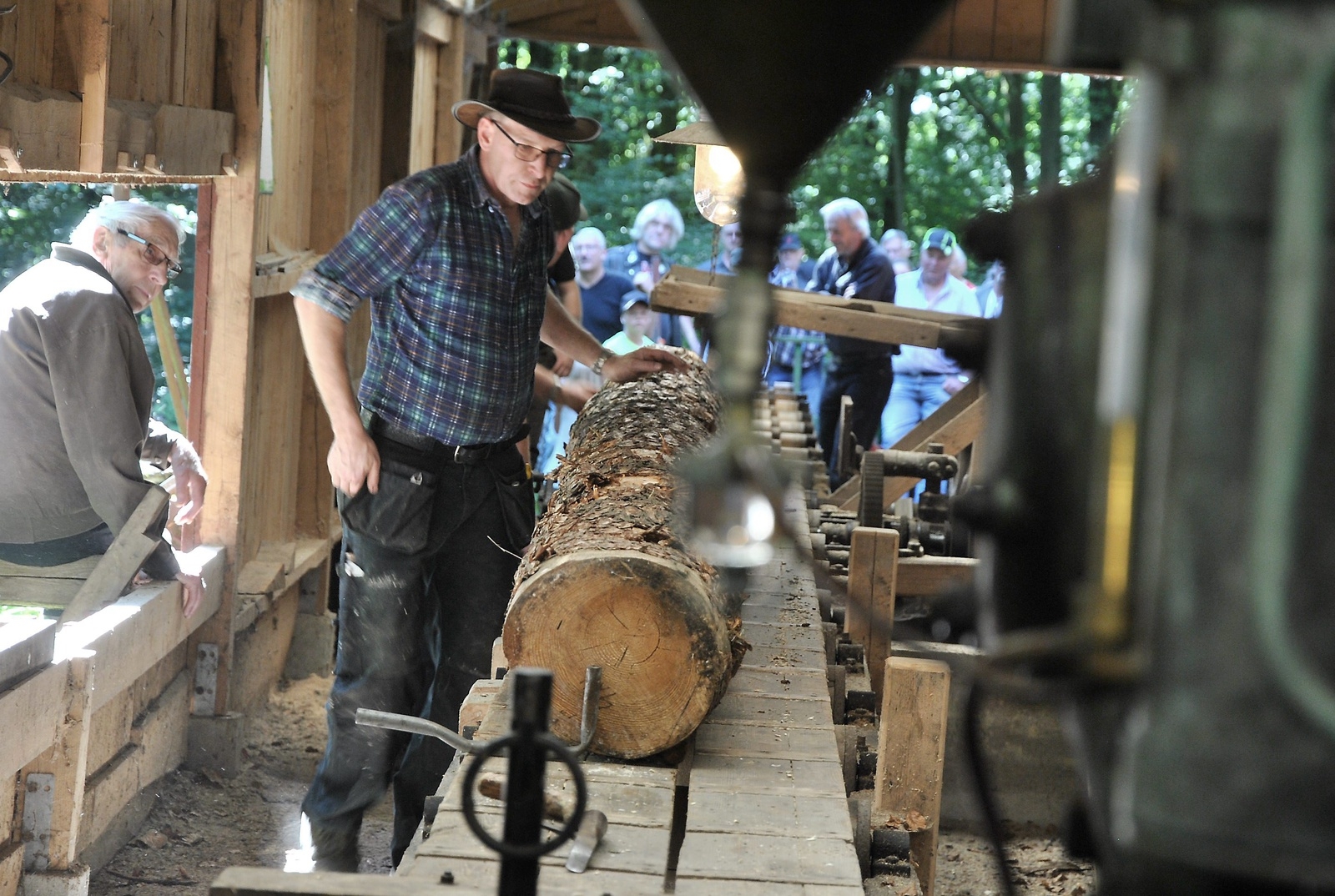 Demonstration av hur ett sågverk modell äldre fungerade.