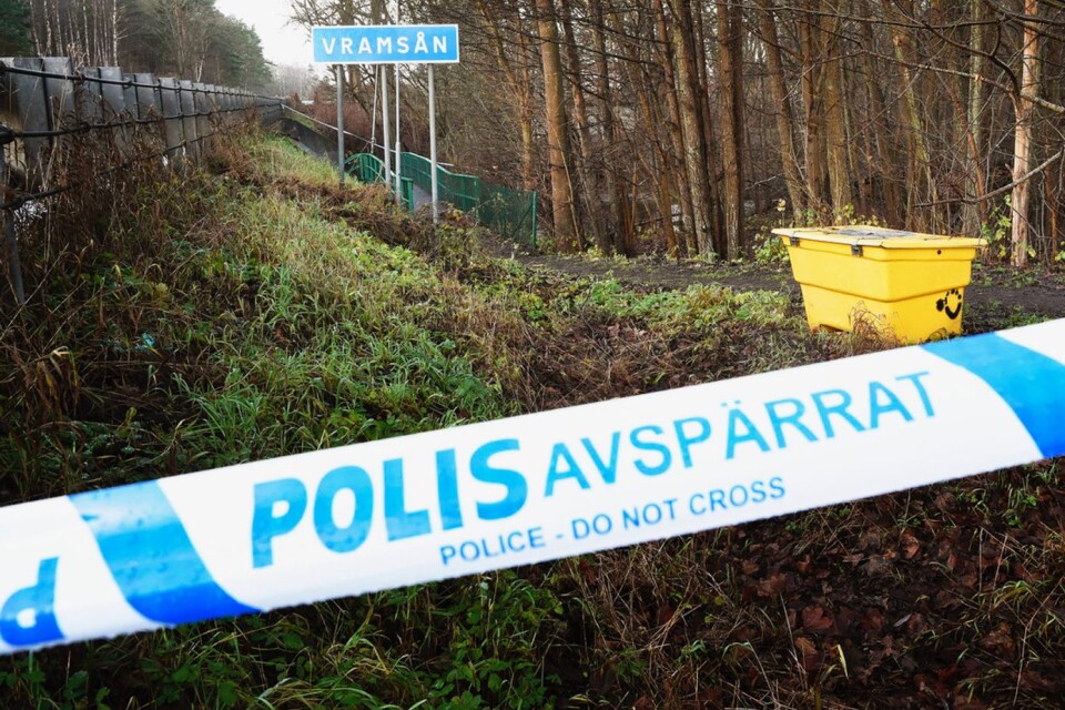 Polisavspärrningar vid Vramsån i Tollarp, där Emilia Lundbergs senare hittas död den 3 december 2019.