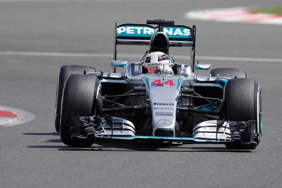 Efter ett dramatiskt VM-lopp i formel 1 blev det som vanligt. Dubbelt Mercedes med Lewis Hamilton och Nico Rosberg i topp. Stallet, främst Hamilton, drog vinsten i regn- och depålotteriet. Till skillnad mot Marcus Ericsson som slutade elva i sin Saube