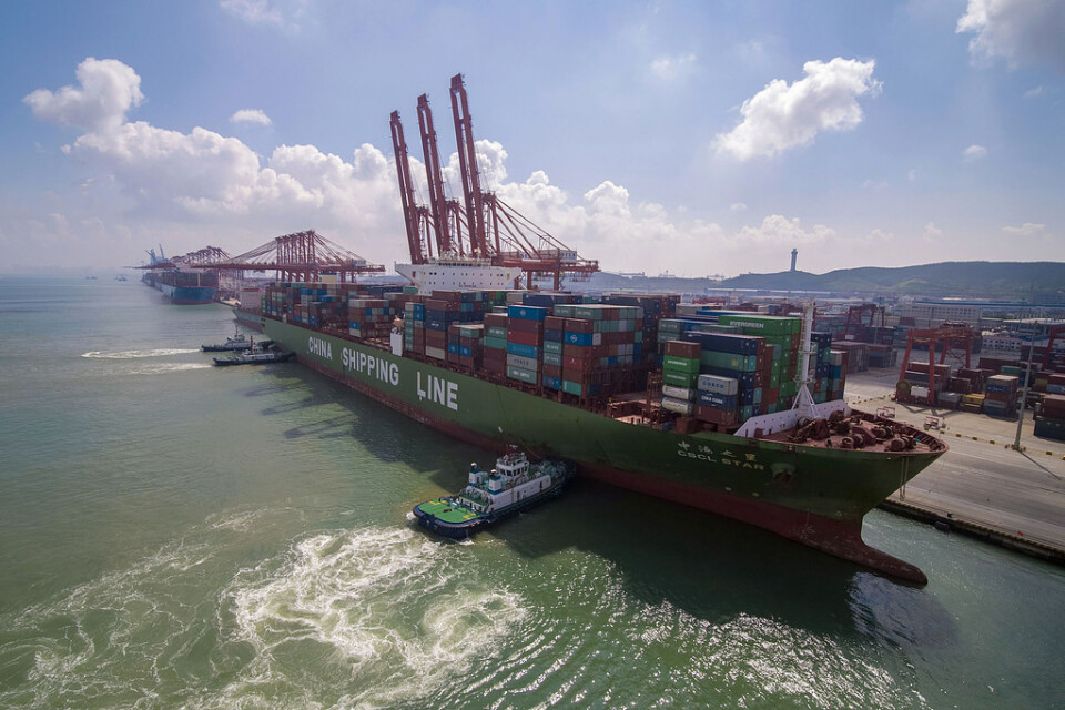 Ett kinesiskt containerfartyg vid en hamn i Qingdao i provinsen Shandong.