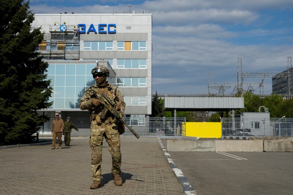 En rysk soldat på plats vid kärnkraftverket Zaporizjzja. Bilden är tagen den 1 maj.