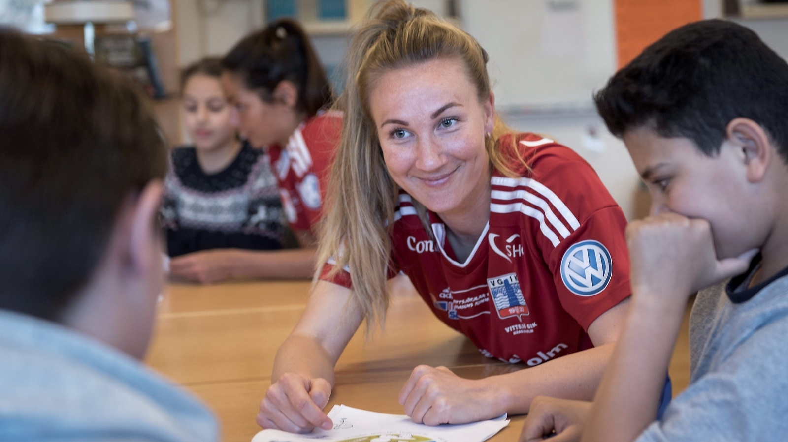Emma Lundh hjälper mellanstadieelever på Vittsjö skola med sina läxor. Foto: Sofia Åström