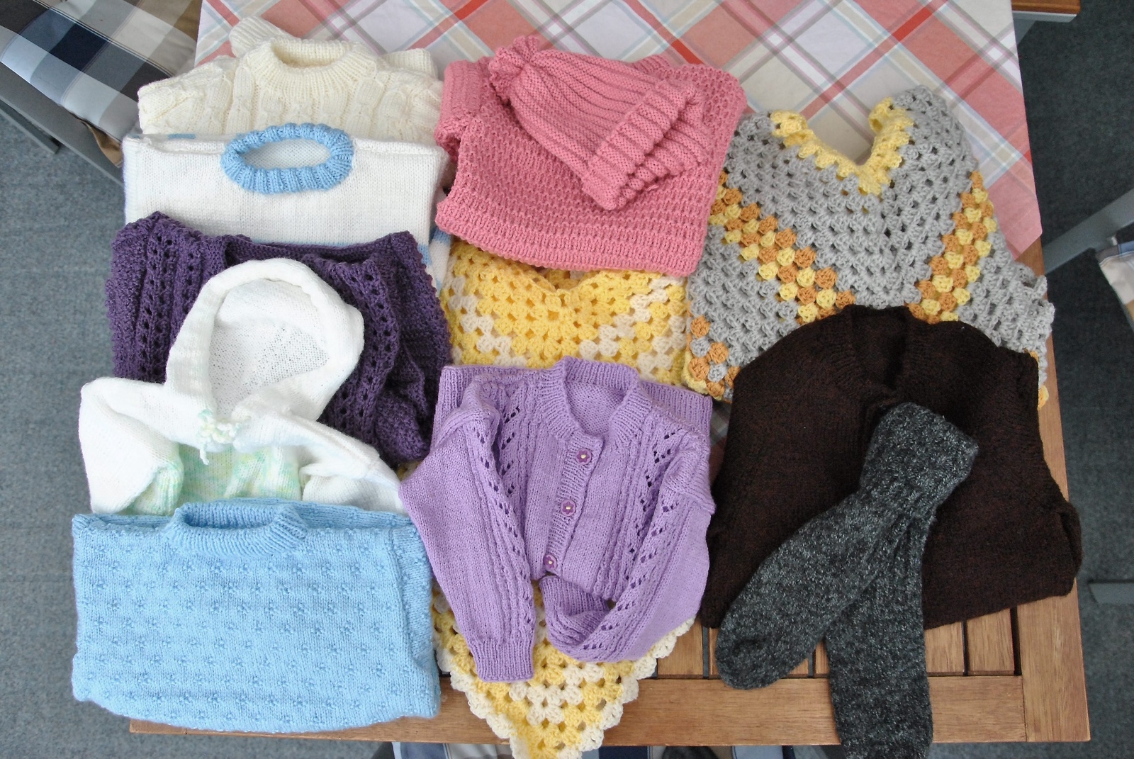 Stickade kläder som ska skickas vidare till behövande världen runt.Foto: Hans Bryngelson