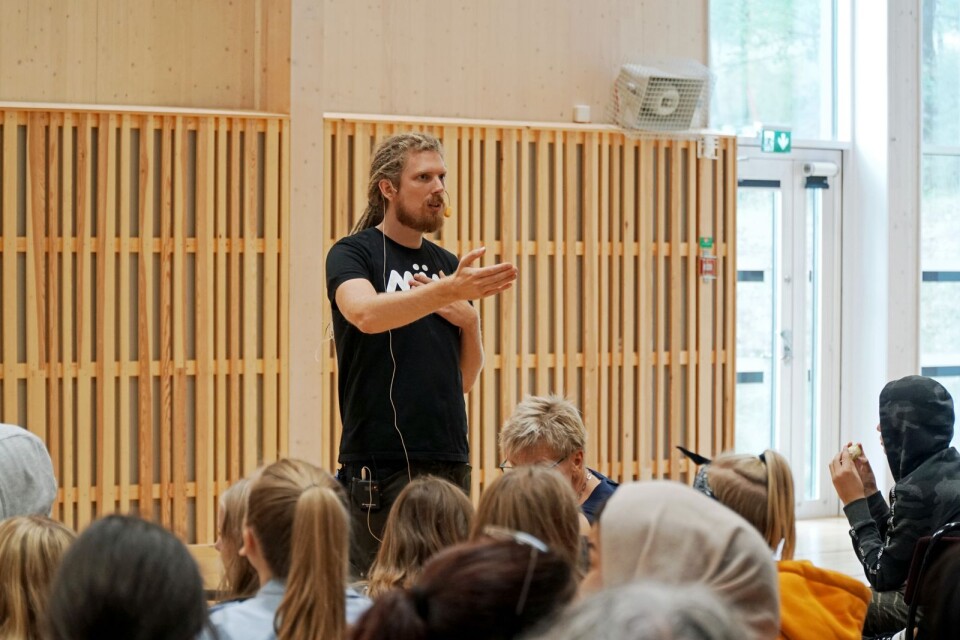 Asgeir Persson från organisationen MÄN föreläste under torsdagen för hela Mogaskolan.