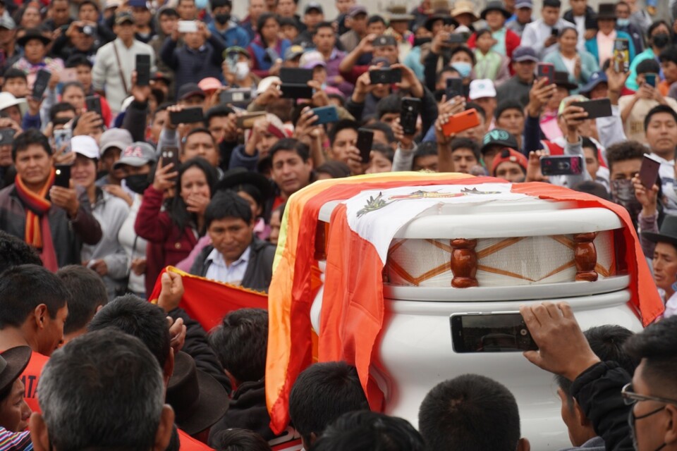 Begravning för ett av de dödsoffer som hittills krävts under demonstrationerna i Peru.