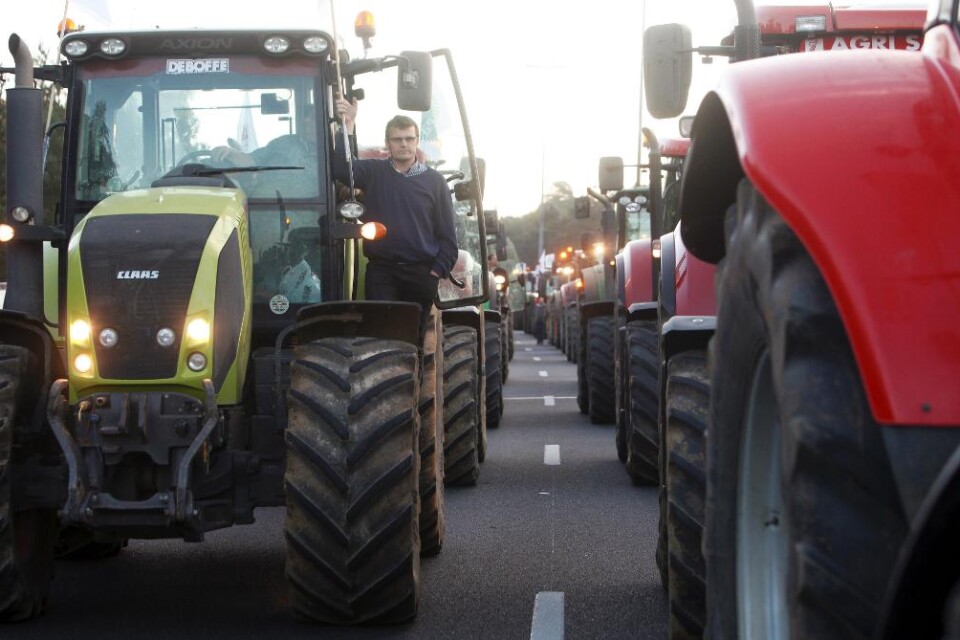 Över 1 500 traktorer har i sakta mak rullat in i den franska huvudstaden, i protest mot sjunkande priser på jordbruksprodukter. - Vi kan inte leva på våra arbeten längre. Vi vill inte ha kortsiktiga stöd, vi vill inte ha statliga pengar, vi vill ha en