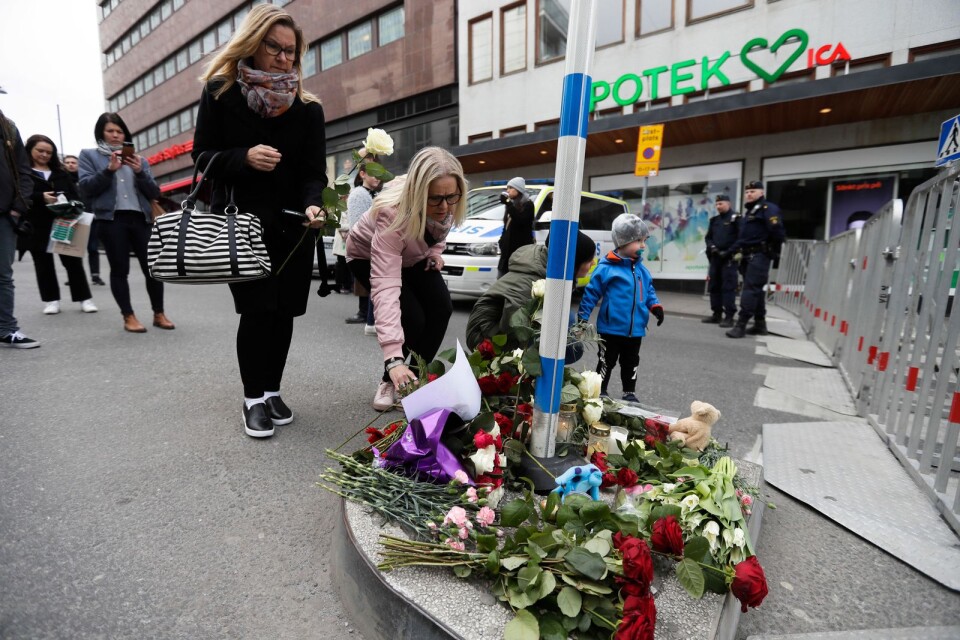 Blommor läggs på Drottninggatan efter terrordådet.