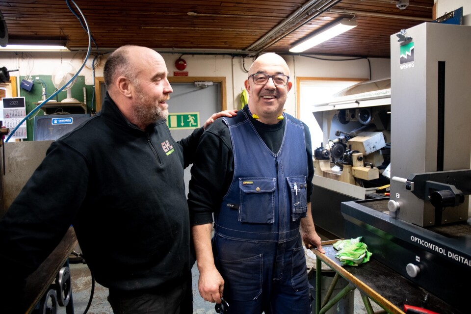 ”Här har vi en av de viktigaste på företaget” säger Tobias Nilsson till Kasim Dabraca, som styr maskinen som tillverkar profiler/knivar.