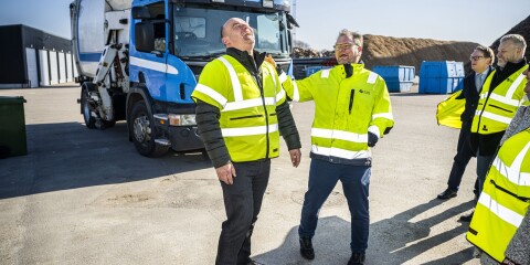 Karlskrona kommun har skänkt ett renhållningsfordon till deras nya vänort Chortkiv. Det var glada miner när fordonet lämnades över under måndagen.