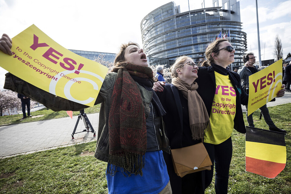 Debatten har varit het om EU:s nya upphovsrättsregler på nätet. I slutet av mars demonstrerade ja-anhängare utanför EU-parlamentet i Strasbourg. Arkivfoto.