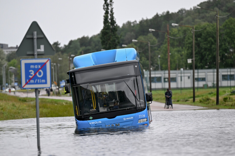 När ovädret Hans mattas av minskar också risken för att lokalbussar ska behöva "lägga till" vid vägkanten, som här, i Partille vid Göteborg,