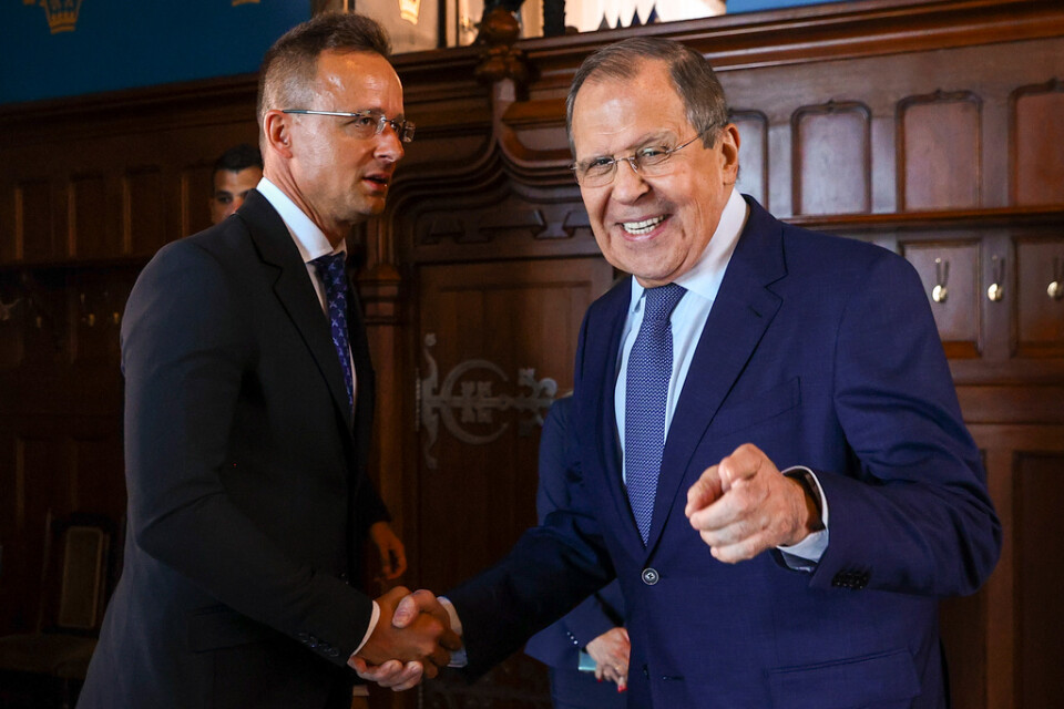 Ungerns utrikesminister Peter Szijjarto (till vänster) skakar hand med ryske kollegan Sergej Lavrov vid ett möte i Moskva i somras. Arkivfoto.