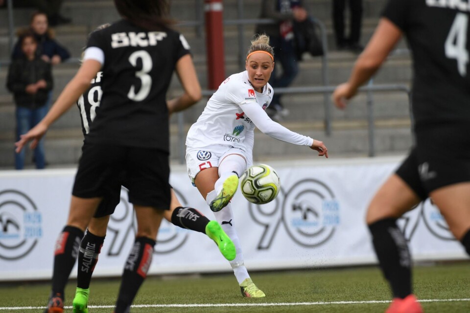 Rosengårds Anja Mittag skjuter under måndagens damallsvenska match mellan FC Rosengård och Kopparbergs/Göteborg FC på Malmö IP.