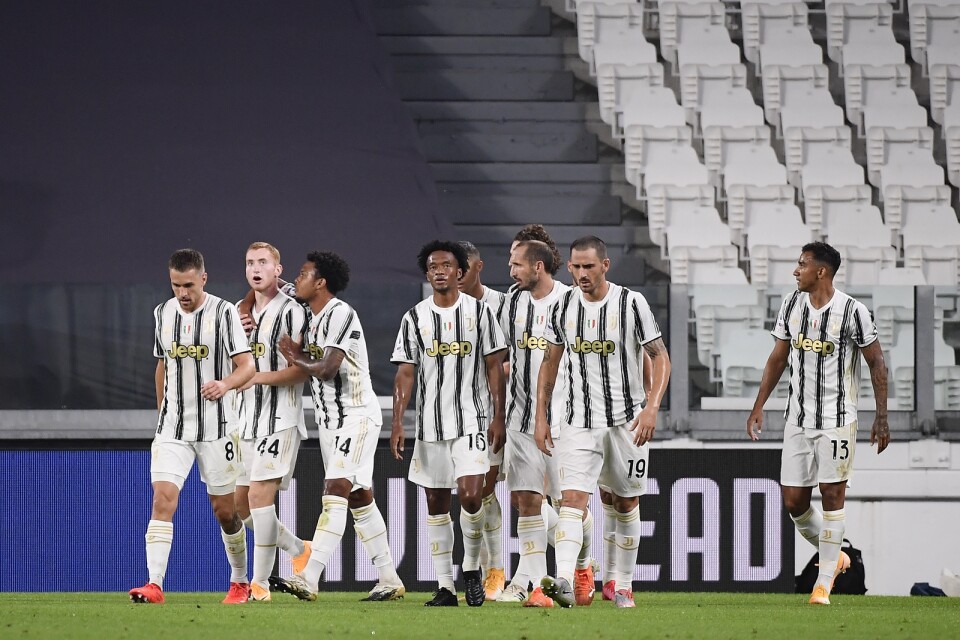 Dejan Kulusevski, tvåa från vänster, gratulerades till sitt 1–0-mål i Serie A-debuten för Juventus.