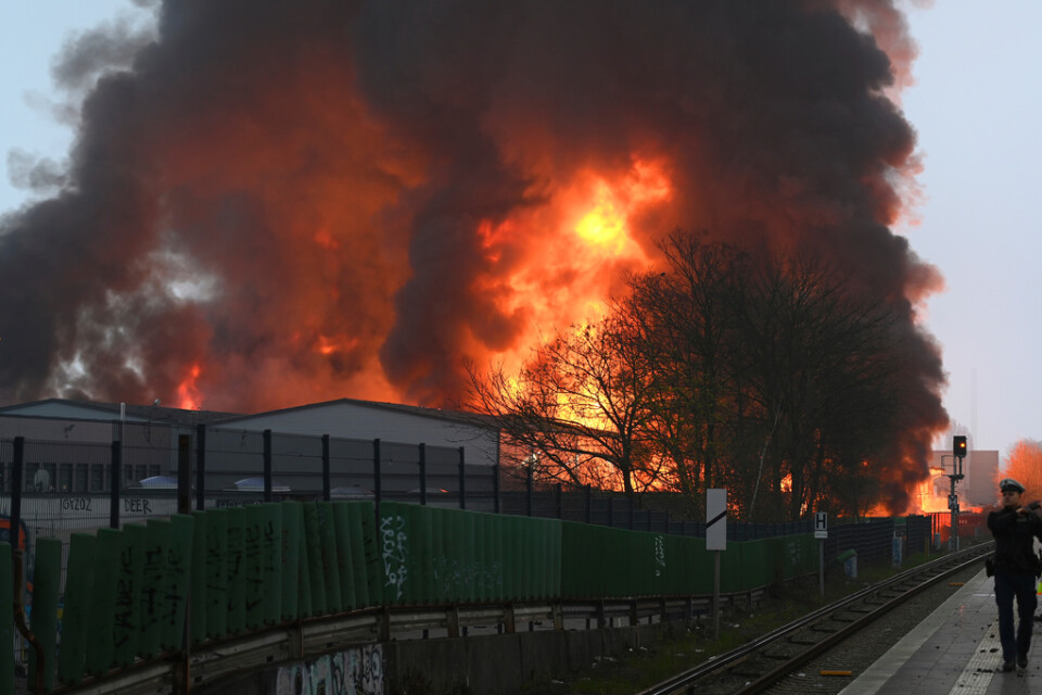 Enorma lågor slår upp från branden i Hamburg, Tyskland. Giftig rök från lagerlokalerna sprider sig över staden.